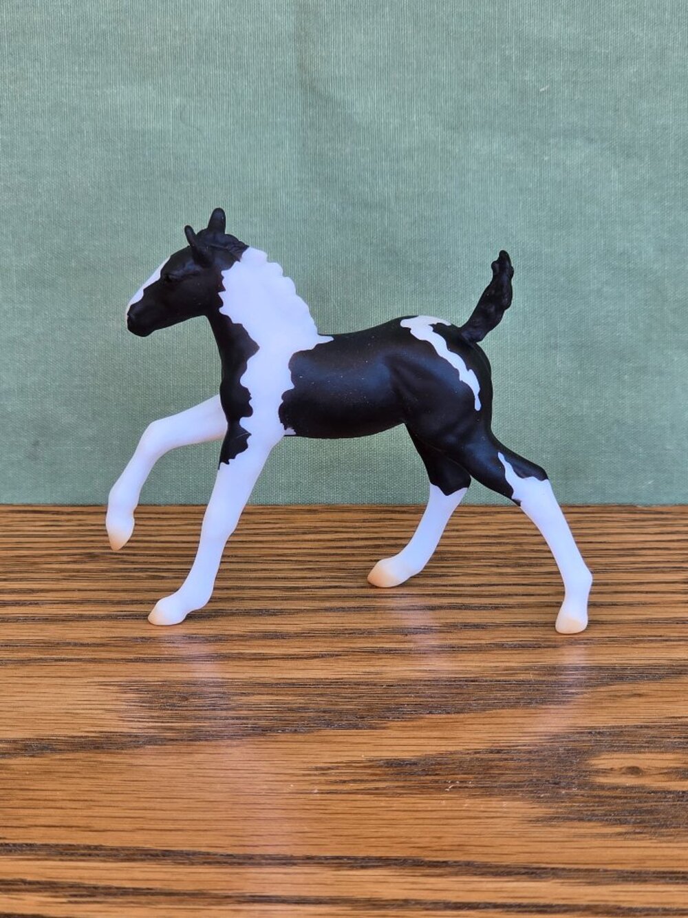 Breyer Stablemate Black Pinto Playful Foal (INV306)